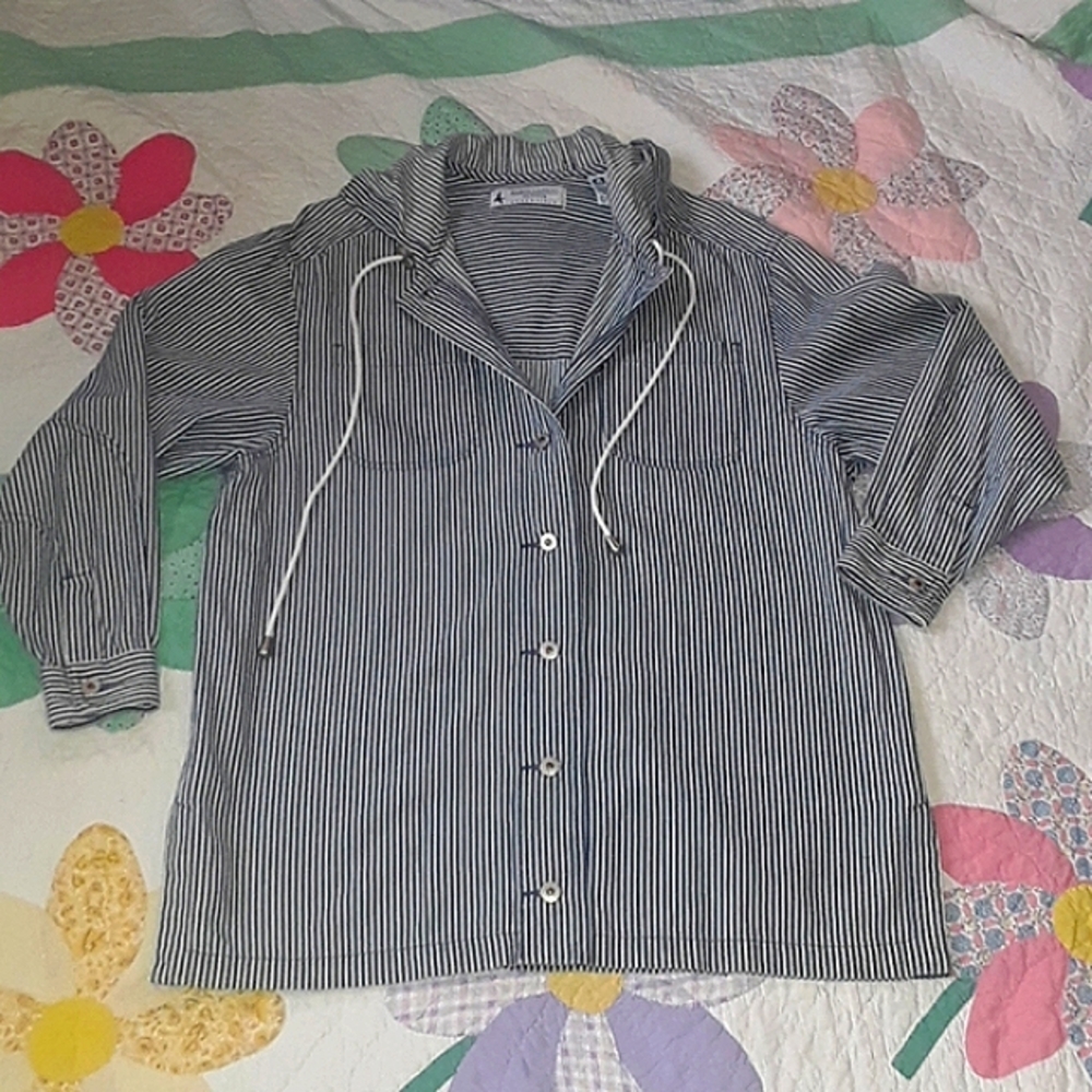 MARSH LANDING HOODED BLUE AND WHITE STRIPED JACKET. SIZE LARGE PETITE